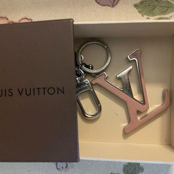 LV Capucines Bag Charm and Key Holder Magnolia with box pink/silver - Picture 8 of 8